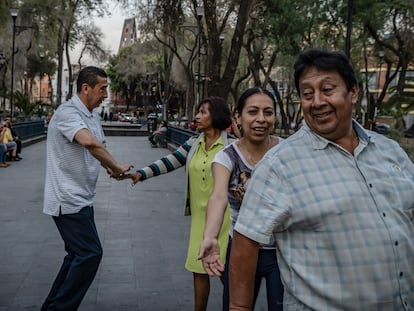 Un grupo de personas toma clases de baile en la alameda de la colonia Santa María la Ribera, en Ciudad de México, en febrero de 2023.
