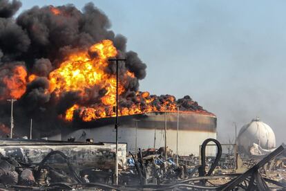 Parte de la refinería de Amuay todavía en llamas.