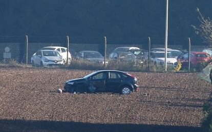 Un coche dañado en el tiroteo tras el ataque a un recinto militar en Flawinne (Bélgica), este martes.