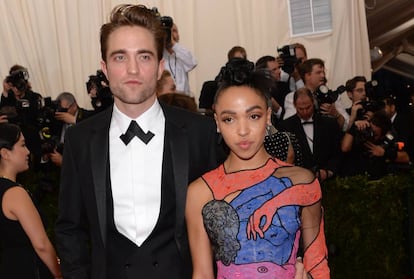 El actor Robert Pattinson y la cantante FKA Twigs.