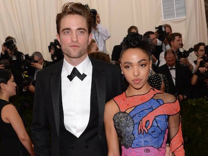 El actor Robert Pattinson y la cantante FKA Twigs.