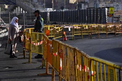 Marruecos ha cerrado unilateralmente su frontera con Ceuta y Melilla desde las seis de la mañana de hoy para evitar la expansión del coronavirus desde España. Desde primera hora muchos marroquíes que querían llegar a sus lugares de origen se han encontrado con el cierre de la frontera. En la imagen, un guardia civil habla con una mujer en la frontera de El Tarajal, en Ceuta.