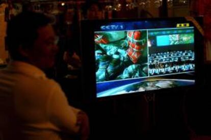 Varias personas observan en directo el lanzamiento espacial de la nave Shenzhou-7 en un restaurant de la ciudad de Qingdao al este de China. EFE/Archivo
