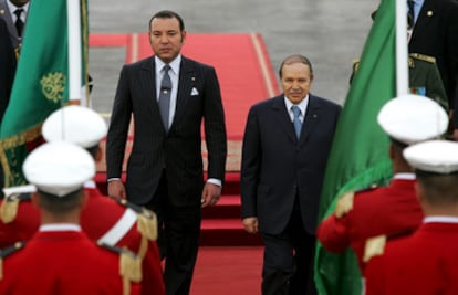 El rey Mohamed VI de Marruecos (izqda.) y el presidente argelino, Abdelaziz Buteflika, escuchan los himnos nacionales a su llegada a Argel, el 21 de marzo de 2005.