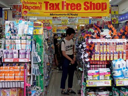 Un joven compra en una tienda de Tokio.