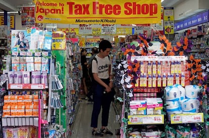 Un joven compra en una tienda de Tokio.