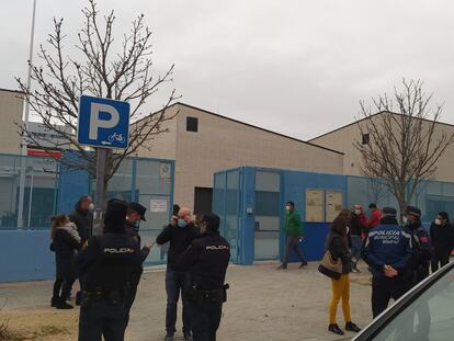 Las familias se encuentran a la policía en la entrada del colegio.