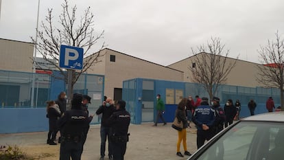 Las familias se encuentran a la policía en la entrada del colegio.