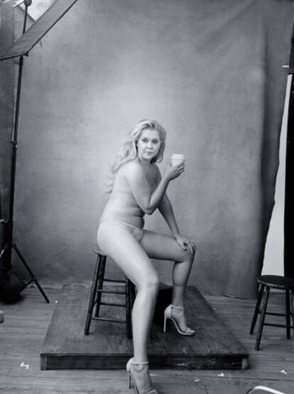 Amy Schumer pone rostro al mes de diciembre del Calendario Pirelli 2016, fotografiado por la reconocida Annie Leibovitz.