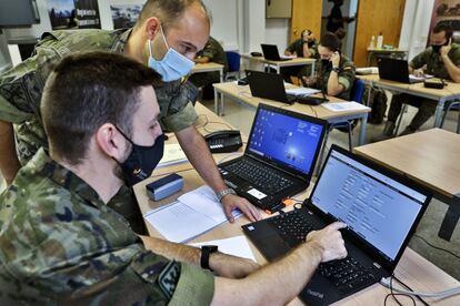 Rastreadores del Ejército, en un momento de su trabajo en la base de Marines (Valencia), el 2 de octubre.