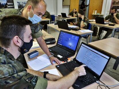 Rastreadores del Ejército, en un momento de su trabajo en la base de Marines (Valencia), el 2 de octubre.