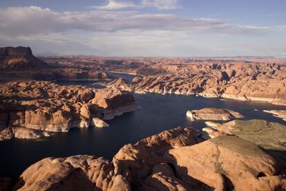 En la imagen se puede apreciar como una línea blanca recubre la base de las montañas, lo que señala cúal era la cuota o capacidad máxima de agua que hace unos años ofrecía el lago Powell.