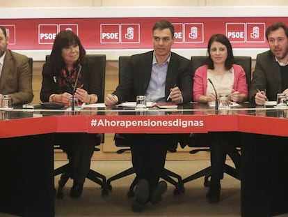 Pedro Sánchez heads a PSOE meeting.