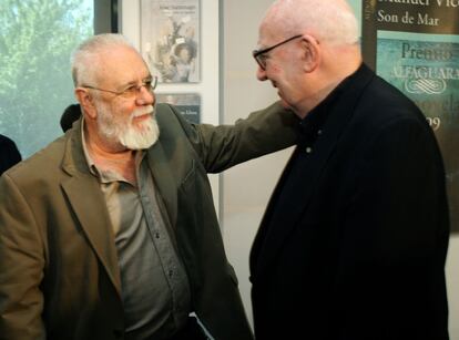 Junto a su colega el cineasta Gonzalo Suárez en la entrega del premio Alfaguara de novela 2005.