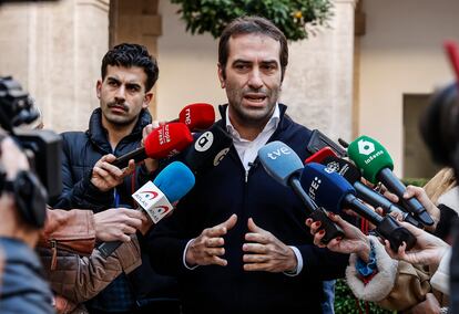 El ministro de Economía, Comercio y Empresa, Carlos Cuerpo, atiende a los medios en el Palau del Temple de Valencia. 