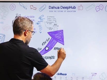 DeepHub lanza una pizarra digital avanzada para conseguir aulas más interactivas