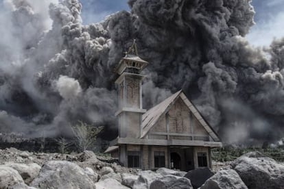 Una densa nube de cenizas volcánicas del Monte Sinabung cubre el cielo de Karo, en la provincia de Sumatra del Norte de Indonesia.