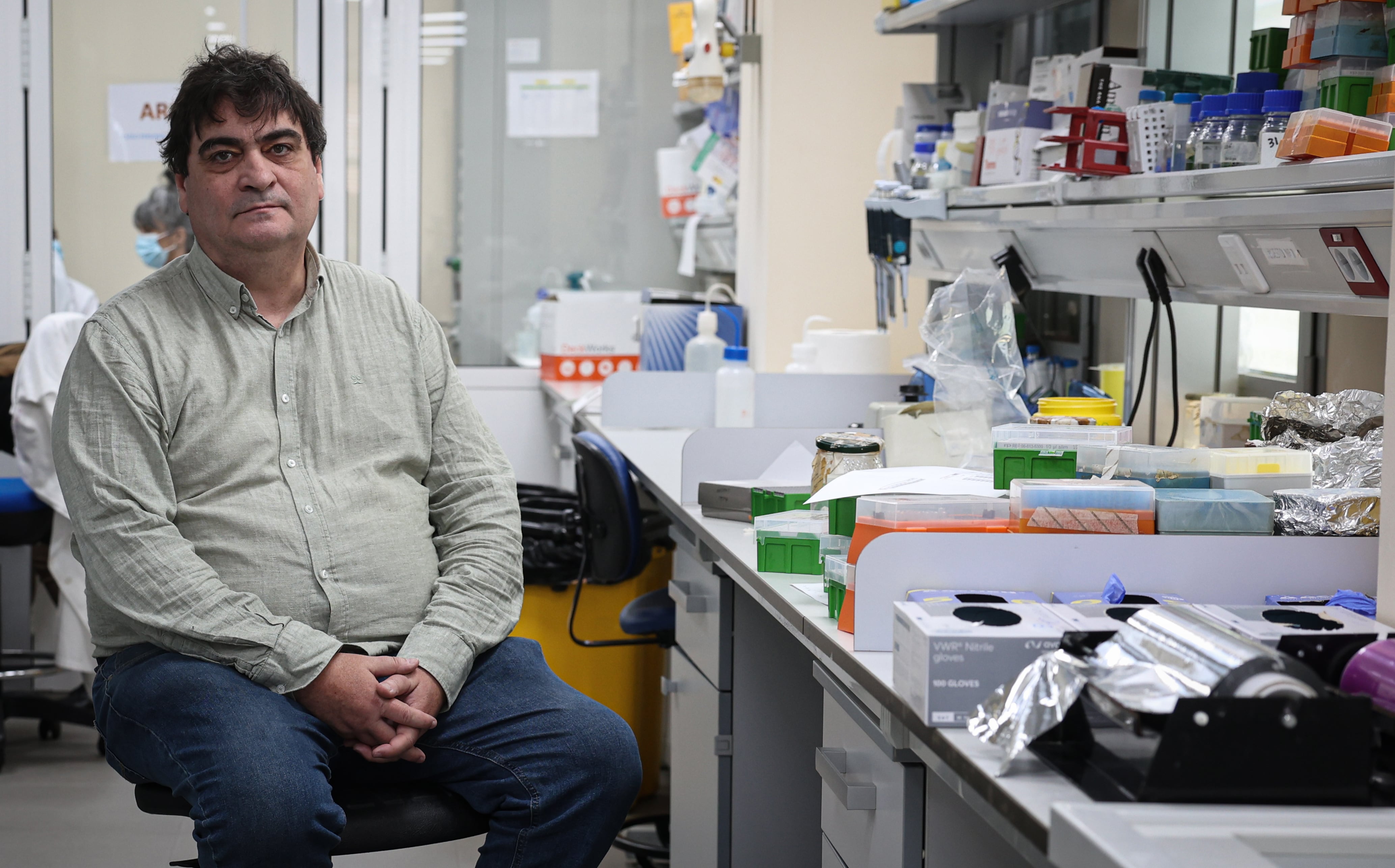 El investigador Jordi Figuerola, experto en mosquitos y difusión del virus del Nilo, este martes en la Estación Biológica de Doñana, en Sevilla.