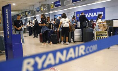 Clientes de Ryanair ante los puestos de facturaci&oacute;n en el aeropuerto madrile&ntilde;o de Barajas.