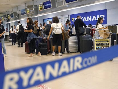 Clientes de Ryanair ante los puestos de facturaci&oacute;n en el aeropuerto madrile&ntilde;o de Barajas.