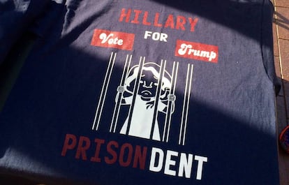 Una de las camisetas contra Clinton que se venden en los alrededores de la convención