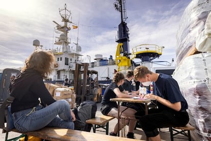 Trabajos de suministro de los cooperantes de l'Aurora en el puerto de Borriana.