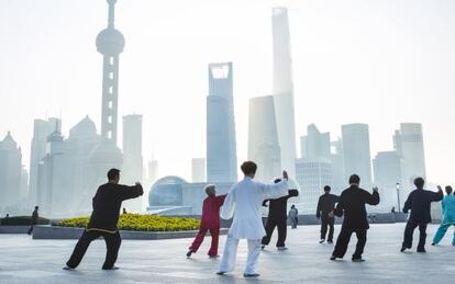 Los rascacielos de Pudong, en Shanghái, sirven de fondo a los practicantes de taichí.