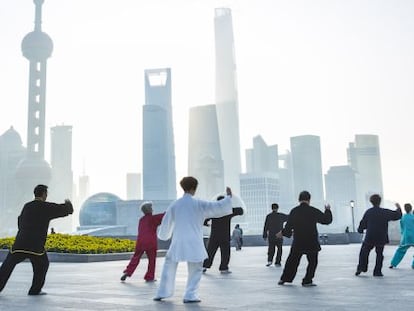 Los rascacielos de Pudong, en Shangh&aacute;i, sirven de fondo a los practicantes de taich&iacute;.