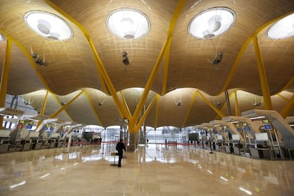 Pasillos vacíos en la terminal T4 del aeropuerto de Barajas durante la segunda huelga de los trabajadores de la compañía aérea Iberia. En un comunicado, la aerolínea destacó que la segunda jornada está transcurriendo "sin incidencias remarcables" en los aeropuertos donde la compañía opera y cumpliéndose con los servicios mínimos.