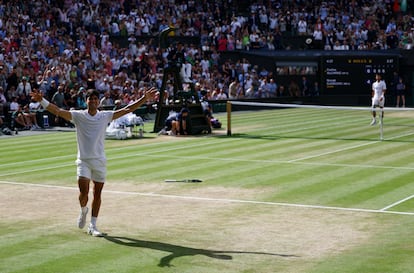 Carlos Alcaraz celebra su victoria ante Novak Djokovic.