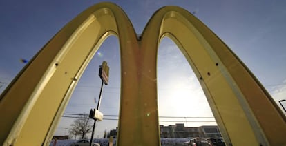 Logo de McDonald&acute;s  en el exterior de uno de sus restaurantes