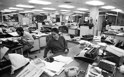 Periodistas de EL PAÍS trabajando en la Redacción en marzo de 1976 en los números 0 del diario.