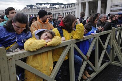 Turistas y visitantes esperan en la plaza de San Pedro en el segundo día de la votación del nuevo papa.