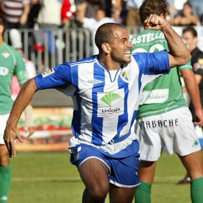 Salva celebra uno de sus dos goles al Betis.