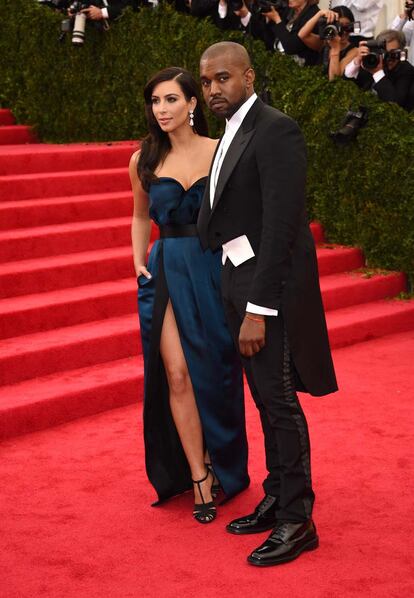 Recatadados 'Kimye': Kim Kardashian jugó sobre seguro con este Lanvin con abertura en la pierna. Kanye apuesta por el frac y no se salió del white tie impuesto por la organización.