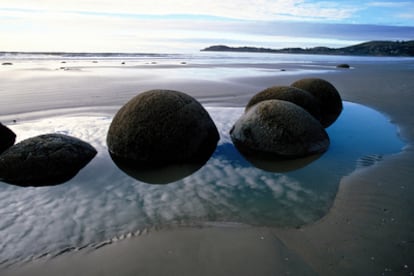 La erosión del agua ha creado curiosos paisajes de rocas en la playa de Moeraki, en la Isla Sur de Nueva Zelanda.