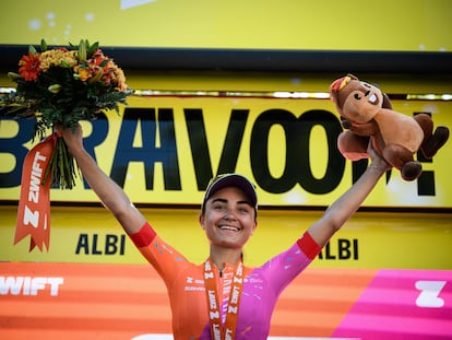 Ricarda Bauernfeind en el podio tras ganar la quinta etapa del Tour.