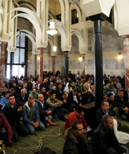 Varias personas rezan en el Centro Cultural Islámico de Madrid.