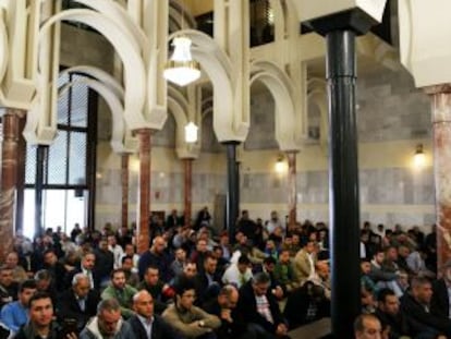 Varias personas rezan en el Centro Cultural Islámico de Madrid.