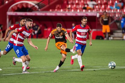 Manu Vallejo hace el primer gol del Valencia.