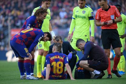 Jordi Alba en el suelo, tras lesionarse en el primer cuarto de hora del partido. 