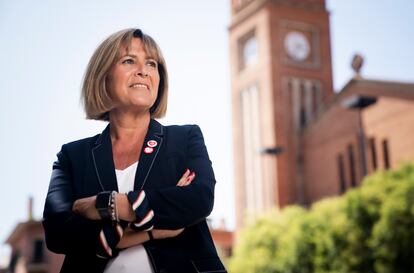 Núria Marín, alcaldesa de l'Hospitalet de  Llobregat, el miércoles, ante el Ayuntamiento.