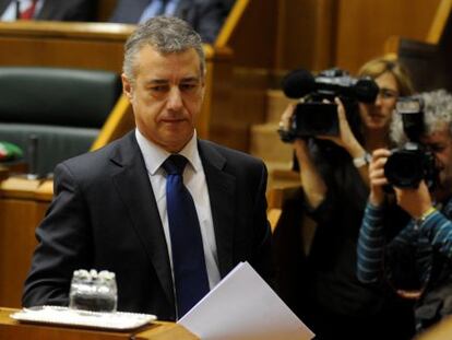 Urkullu se dirige a la tribuna para pronunciar su discurso.
