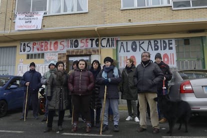 Los vecinos de Astegieta con palos en la puerta donde tienen adjudicada la vivienda.