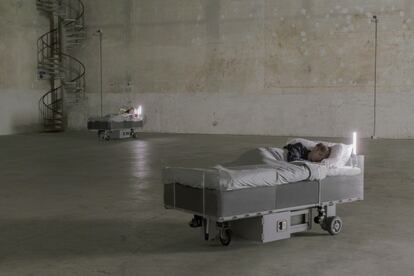 &#039;Two Roaming Beds&#039;, la instalaci&oacute;n de Carsten H&ouml;ller en Mil&aacute;n.