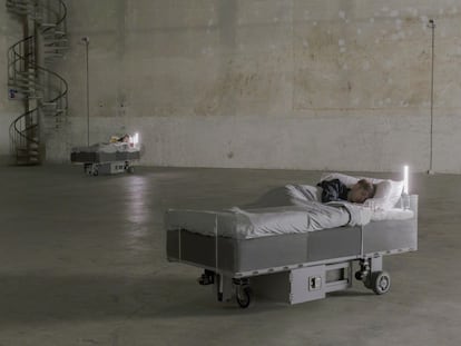 &#039;Two Roaming Beds&#039;, la instalaci&oacute;n de Carsten H&ouml;ller en Mil&aacute;n.