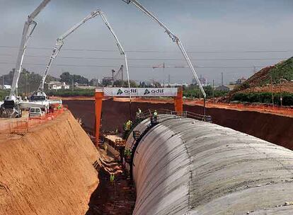 De arriba abajo, obras del túnel artificial de Torrent, el más largo de la línea; el viaducto que salva el cauce del Túria, en construcción, y trabajos de la plataforma del AVE a su paso por Novelda. 
/ carles francesc