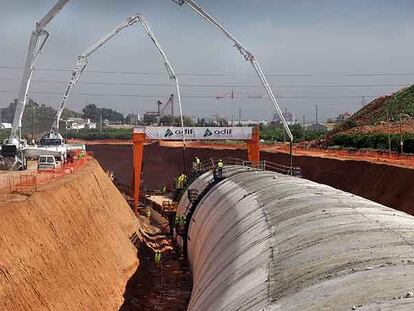 De arriba abajo, obras del túnel artificial de Torrent, el más largo de la línea; el viaducto que salva el cauce del Túria, en construcción, y trabajos de la plataforma del AVE a su paso por Novelda.
/ carles francesc