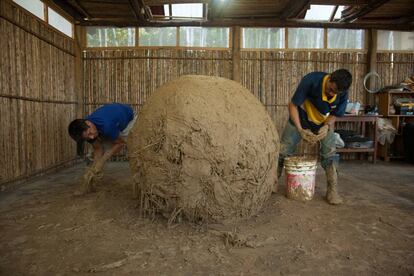 Artesanos locales extendiendo la capa de quincha