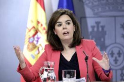 La vicepresidenta del Gobierno, Soraya Sáenz de Santamaría, durante la rueda de prensa posterior a la reunión del Consejo de Ministros, que aprobó el anteproyecto de ley de apoyo a los emprendedores y a su internacionalización. EFE/Archivo